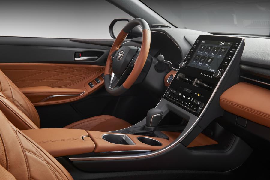 Интерьер Toyota Avalon Hybrid Limited 2018 года  (фото 7 из 34)